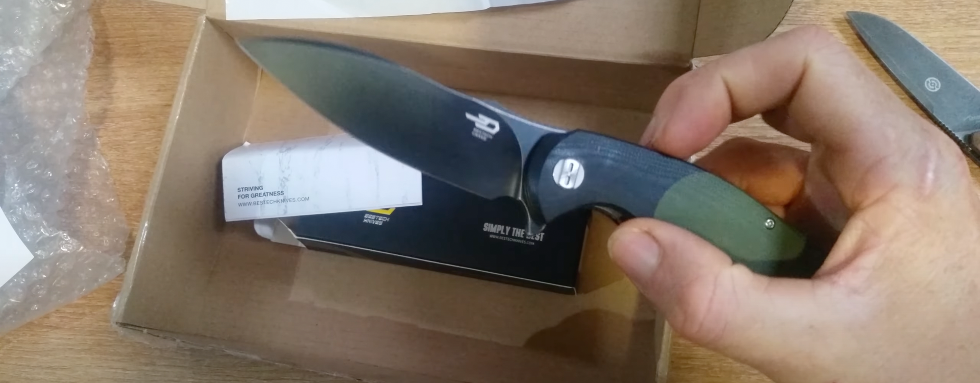 Unboxing video of Bestech knife