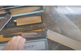 Paquete de desembalaje lleno de cuchillos japoneses